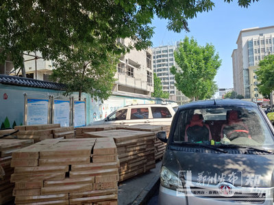 鄭州房地產開發亂象 人行道變身停車場料場，路口人車混行擁堵頻發